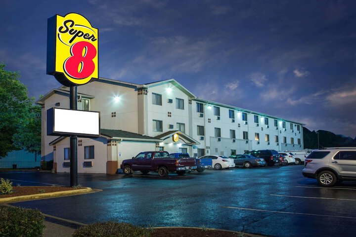 Super 8 By Wyndham Hot Springs - thumb 1