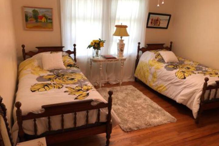 Bootleggers Tavern - thumb 5