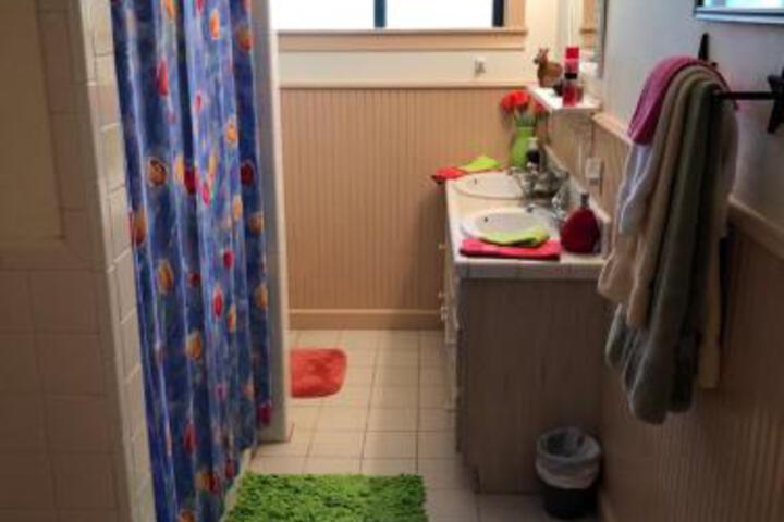 Bootleggers Tavern - thumb 2