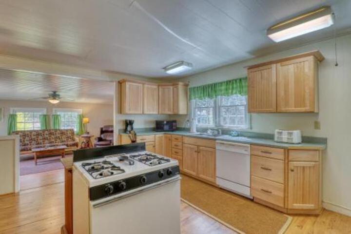 1 Bed 1 Bath Vacation Home In Sylva - thumb 3