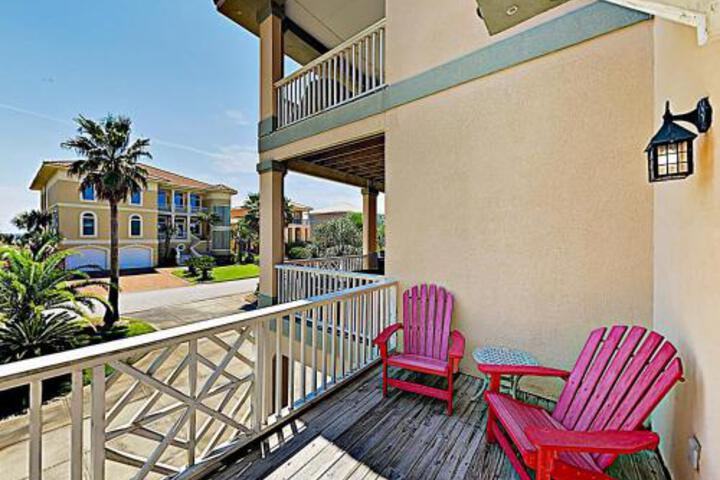 New Listing! For The Shell Of It Steps To Beach! Home
