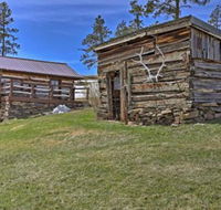 Remodeled Hill City 1910 Log Cabin w / Grill Deck - Accommodation Alabama