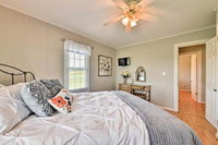 NEW Quaint Elkin Shady Oaks Farmhouse w / Hot Tub