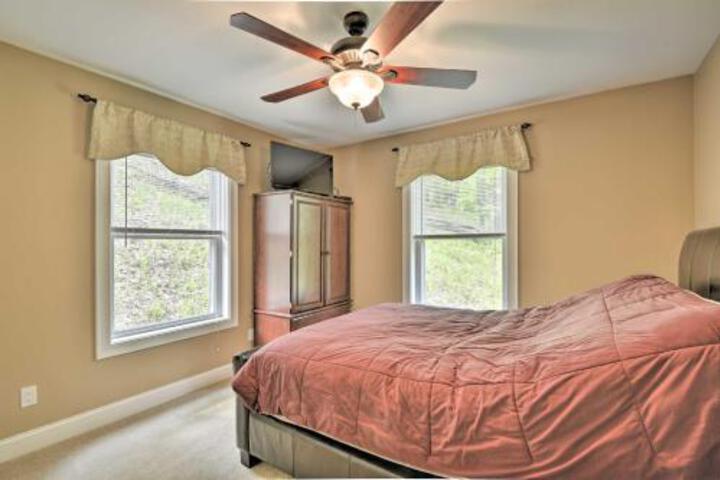 Cozy Old Forge Home W / 2 Porches Fire Pit Hot Tub - thumb 0