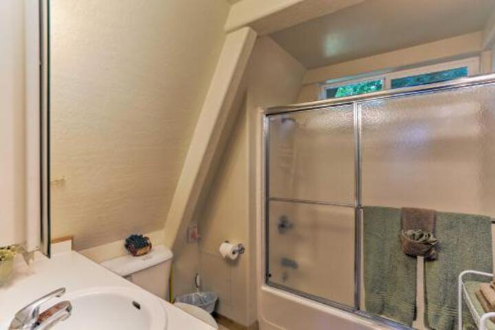 Charming House W / Deck Steps To Lake Almanor! - thumb 6