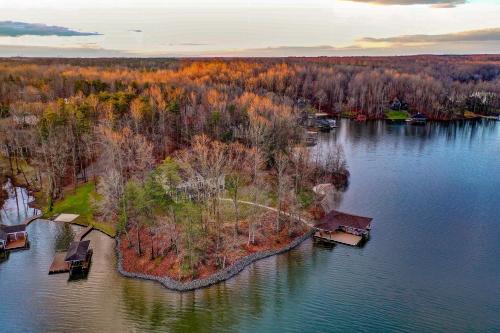 Lake Anna Waterfront Home With 2 Acres & Covered Dock - thumb 4