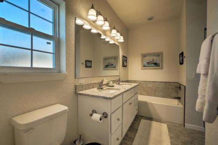 Spacious & Hip Crystal River Home W / Dock & Kayaks! - thumb 3