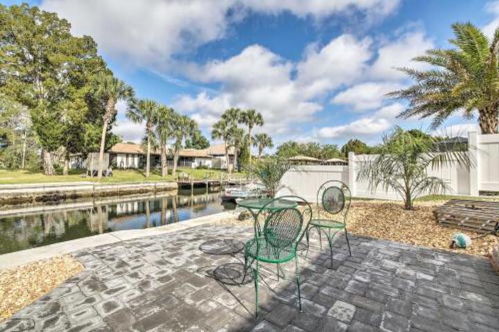Spacious & Hip Crystal River Home W / Dock & Kayaks! - thumb 6