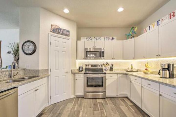 Spacious & Hip Crystal River Home W / Dock & Kayaks! - thumb 2