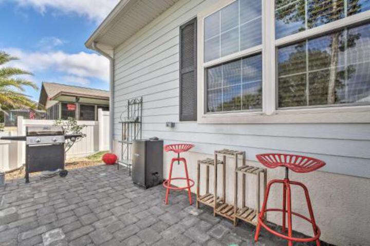 Spacious & Hip Crystal River Home W / Dock & Kayaks! - thumb 0