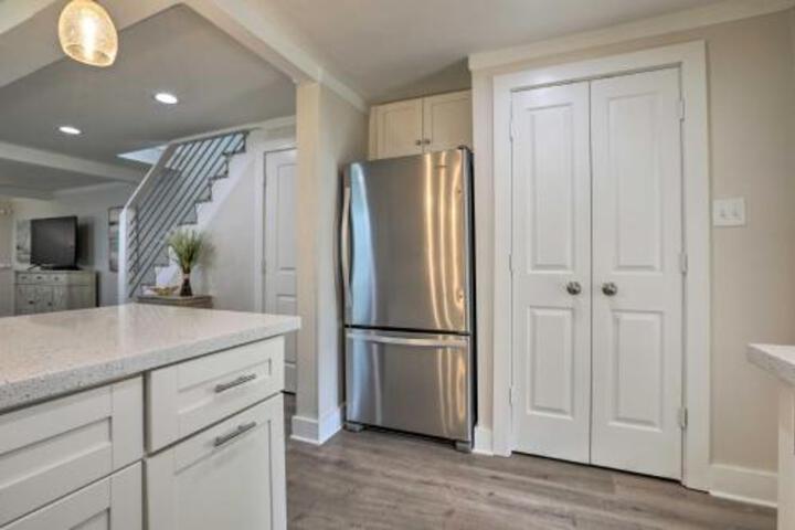 Dog Friendly Galveston Home Walk To Beach! - thumb 5