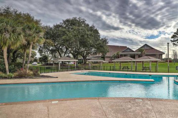 Diamondhead Condo Screened Patio+Pool Access - thumb 3