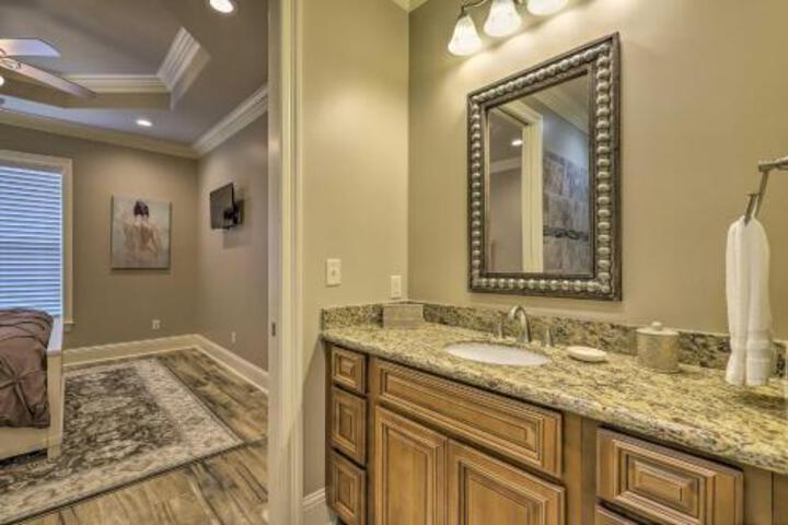 Diamondhead Condo Screened Patio+Pool Access - thumb 4