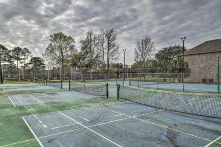 Diamondhead Condo Screened Patio+Pool Access - thumb 1