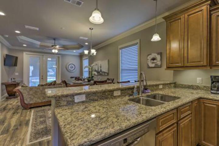 Diamondhead Condo Screened Patio+Pool Access - thumb 5