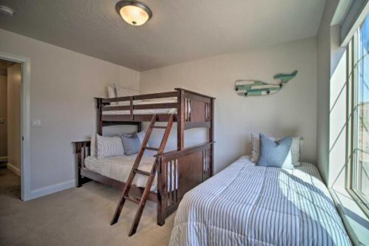 Modern Washington Home Pool & Trail Access! - thumb 6