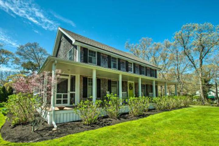 Traditional Marthas Vineyard Home With Porch & Yard - thumb 7