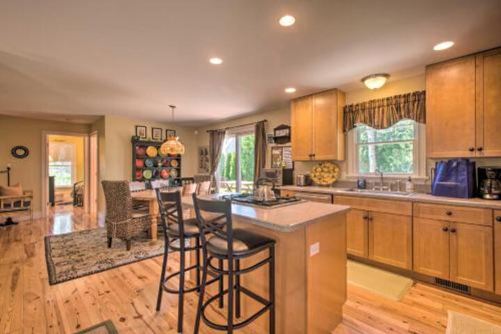 Traditional Marthas Vineyard Home With Porch & Yard - thumb 4