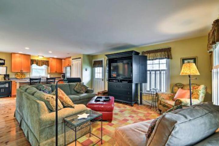 Traditional Marthas Vineyard Home With Porch & Yard - thumb 0