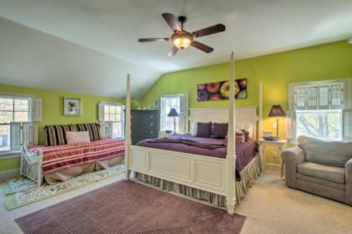 Traditional Marthas Vineyard Home With Porch & Yard - thumb 5