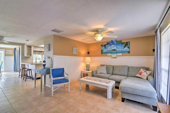 Pet Friendly Holiday Home: Dock & Lake Access - thumb 2