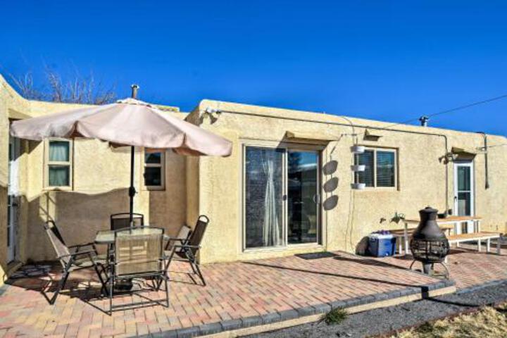 Vibrant ABQ Adobe Den With Patio Walk To Park! - thumb 0