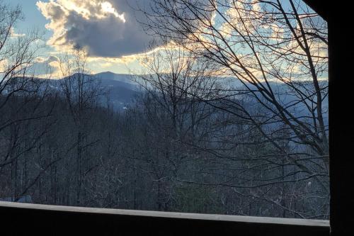 Homey Hillside Gatlinburg Retreat W / Hot Tub! - thumb 4