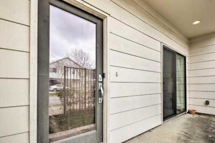 Condo With City Views Less Than 1 Mi To Downtown Houston! - thumb 1