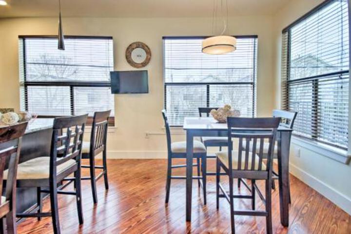 Condo With City Views Less Than 1 Mi To Downtown Houston! - thumb 6