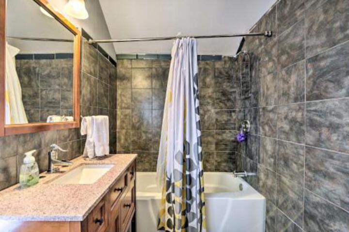 Eclectic Abode With Sunroom 2 Mi To Downtown - thumb 5