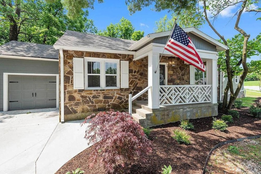 The Mission Rock House - Historic DT Fayetteville Home - HOT Tub! - thumb 5