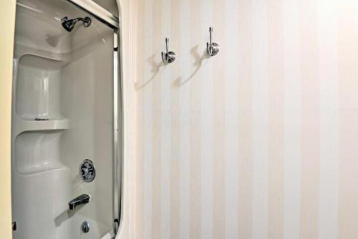 Lakefront Poconos Penthouse W / Resort Amenities! - thumb 2