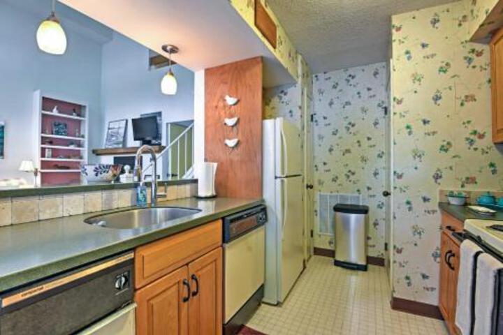 Lakefront Poconos Penthouse W / Resort Amenities! - thumb 6