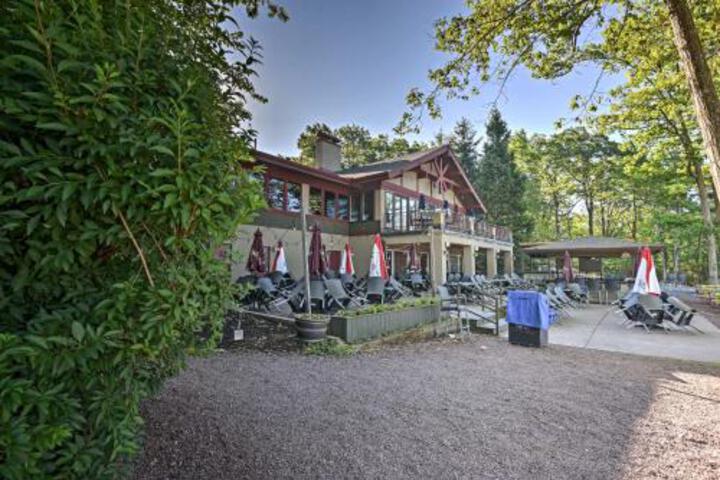 Lakefront Poconos Penthouse W / Resort Amenities! - thumb 4