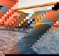 Super 8 by Wyndham Lincoln West - Accommodation Alabama