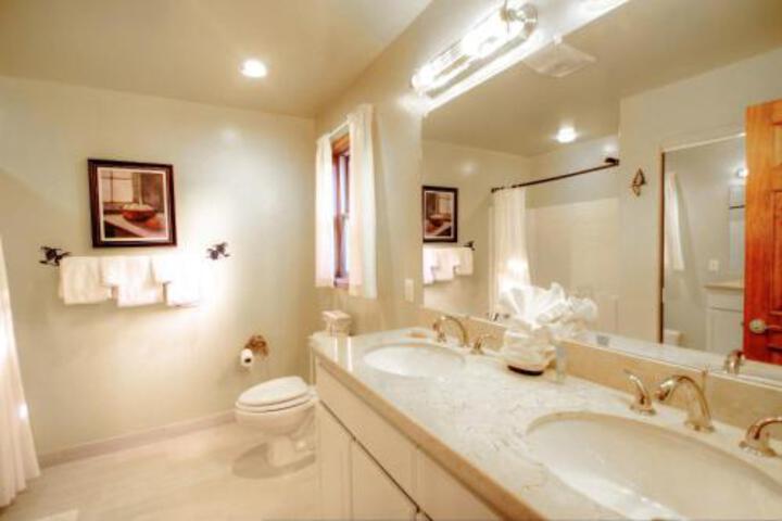1717 Geneva Drive W Townhouse - thumb 5