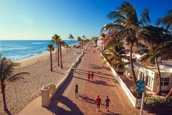 2 BEDROOM BUNGALOW+FREE PARKING In DOWNTOWN HOLLYWOOD - thumb 0