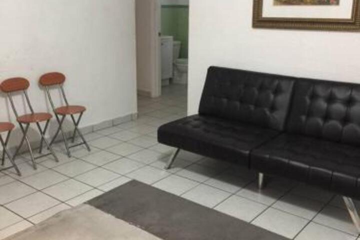 2 BEDROOM BUNGALOW+FREE PARKING In DOWNTOWN HOLLYWOOD - thumb 4