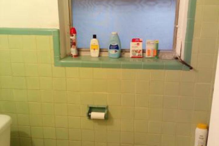 2 BEDROOM BUNGALOW+FREE PARKING In DOWNTOWN HOLLYWOOD - thumb 2