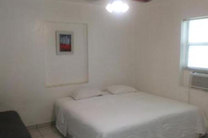 2 BEDROOM BUNGALOW+FREE PARKING In DOWNTOWN HOLLYWOOD - thumb 6