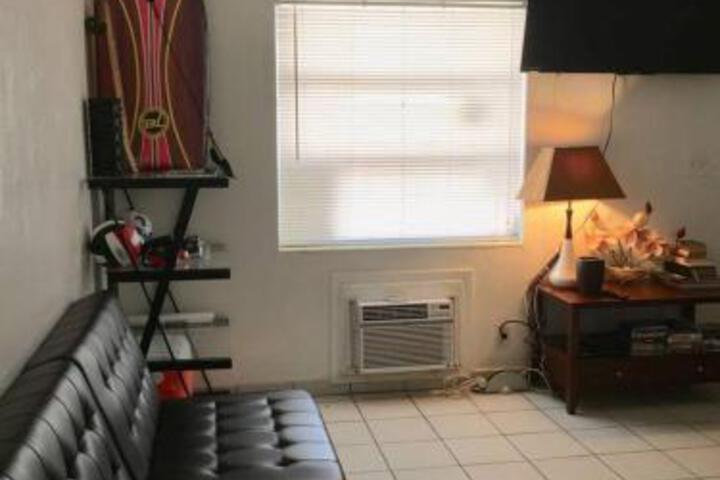 2 BEDROOM BUNGALOW+FREE PARKING In DOWNTOWN HOLLYWOOD - thumb 1