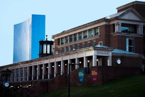 Chic 1BR Apt In The Heart Of Downtown - thumb 3