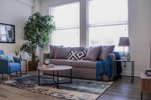 Chic 1BR Apt In The Heart Of Downtown - thumb 0