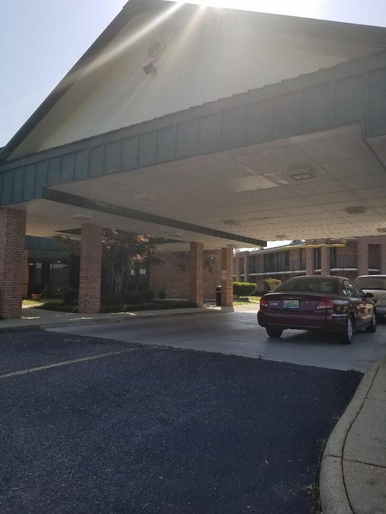 Days Inn By Wyndham Ozark