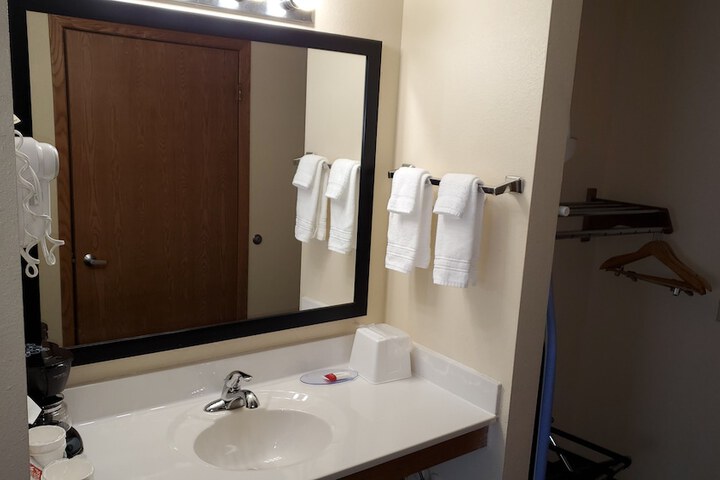 Super 8 By Wyndham Waverly - thumb 7