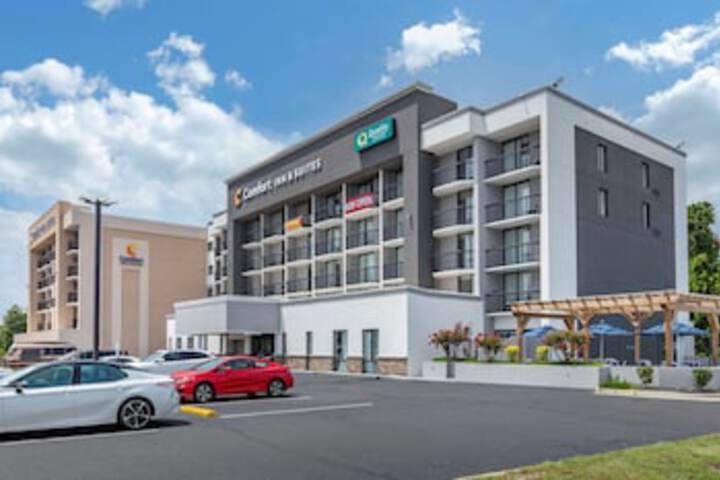 Comfort Inn & Suites - thumb 0