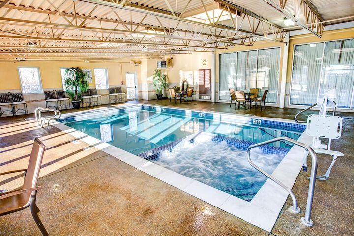 Comfort Inn & Suites - thumb 4