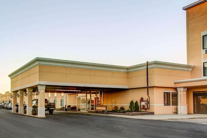 Comfort Inn & Suites - thumb 1