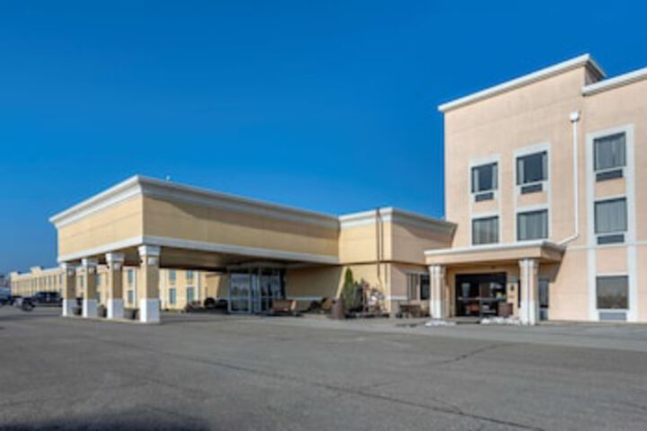 Comfort Inn & Suites - thumb 0