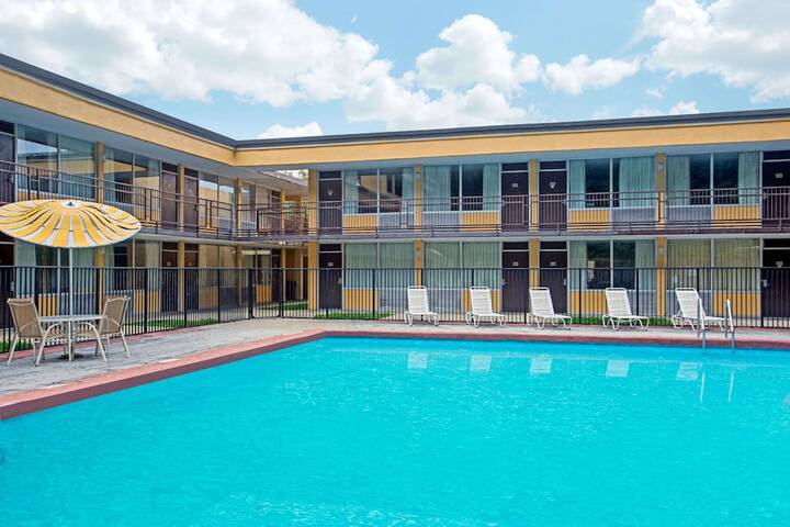 Days Inn By Wyndham Bristol Parkway - thumb 1